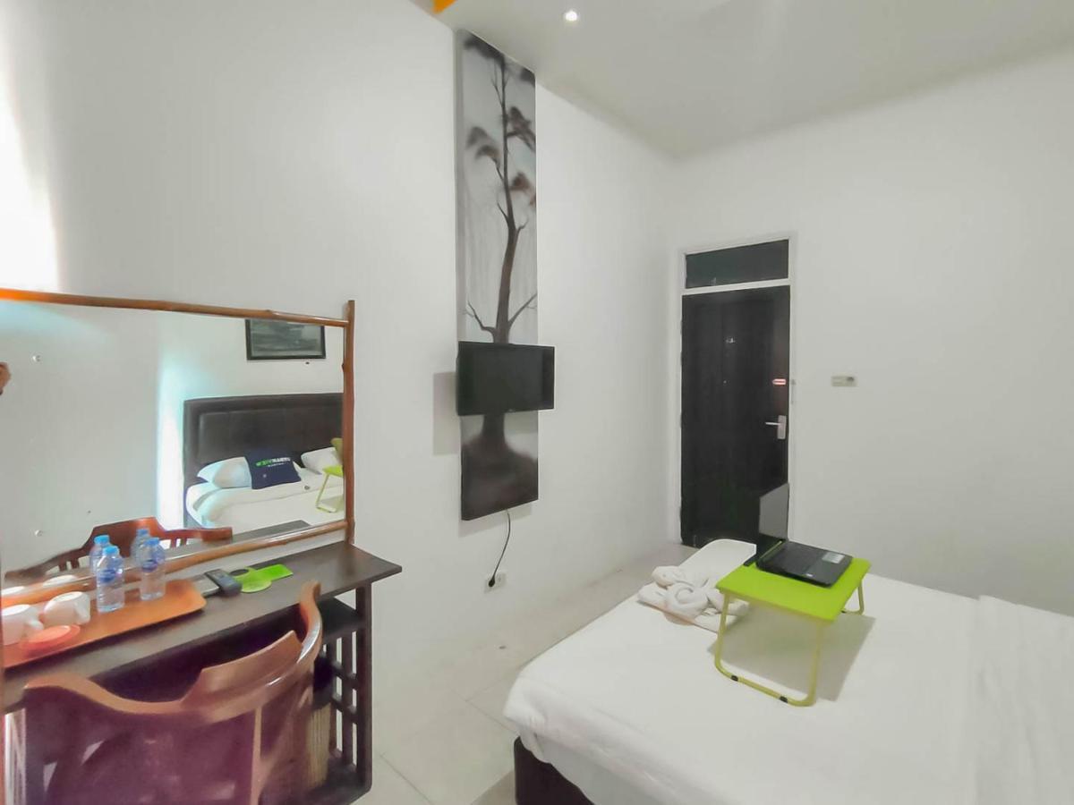 Urbanview Hotel Bagoes Sintang By Reddoorz Dış mekan fotoğraf