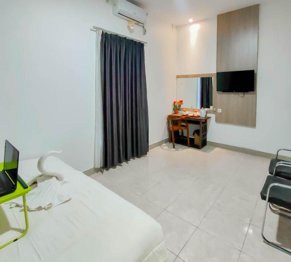 Urbanview Hotel Bagoes Sintang By Reddoorz Dış mekan fotoğraf