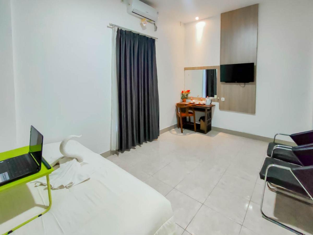 Urbanview Hotel Bagoes Sintang By Reddoorz Dış mekan fotoğraf